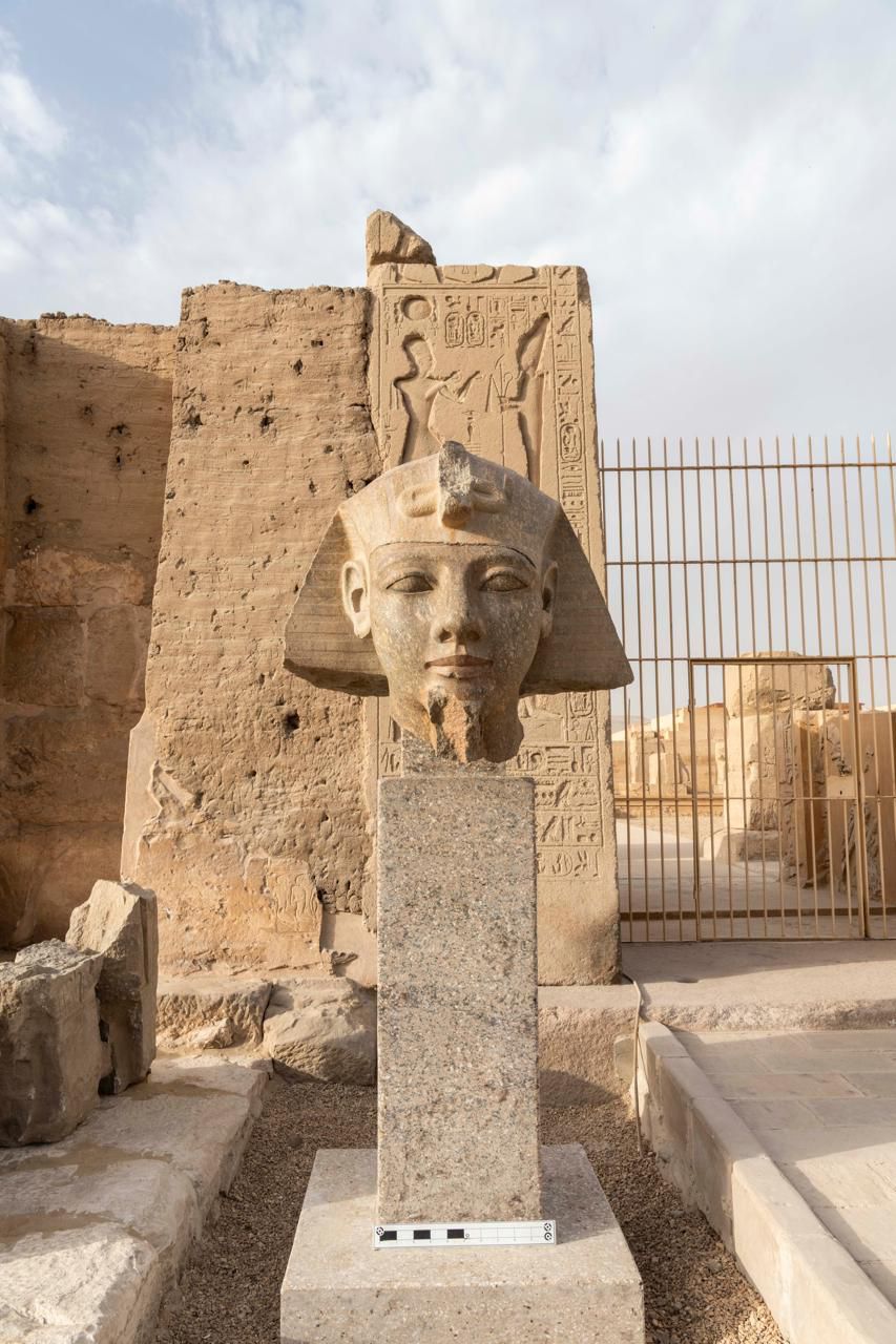 الانتهاء من ترميم رأس تمثال من الجرانيت للملك رمسيس الثاني داخل معبده في أبيدوس